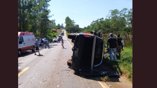 Caminhonete capotou e ficou na lateral da pista