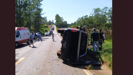 Caminhonete capotou e ficou na lateral da pista