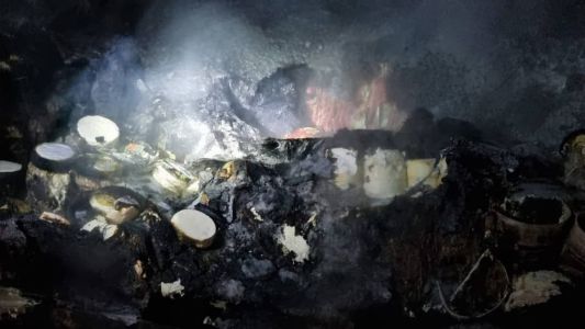 Caminhonete e carga ficaram completamente queimados