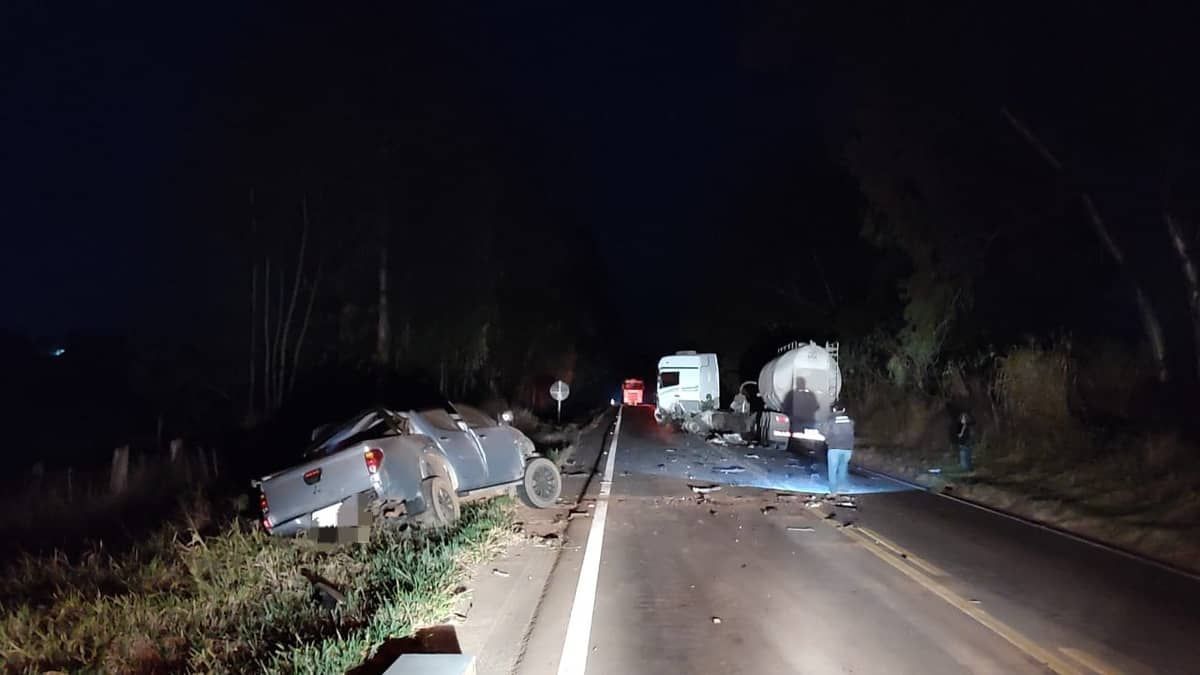 Motorista de caminhonete morre ao colidir com carreta em Minas Gerais