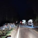 Motorista de caminhonete morre ao colidir com carreta em Minas Gerais