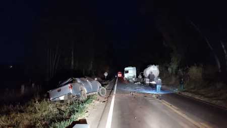 Caminhonete e carreta colidiram de frente