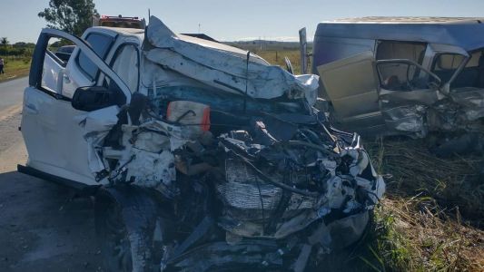 Caminhonete ficou destruída após acidente com Van no Norte de Minas