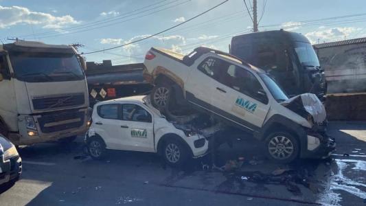 Caminhonete foi parar em cima de carro na BR-381