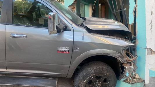 Caminhonete invade sorveteria após bater em táxi e veículo de app