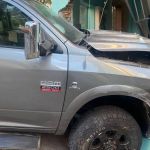 Motorista de RAM 2500 que bateu em táxi, carro de app e invadiu sorveteria em BH paga fiança e é solto
