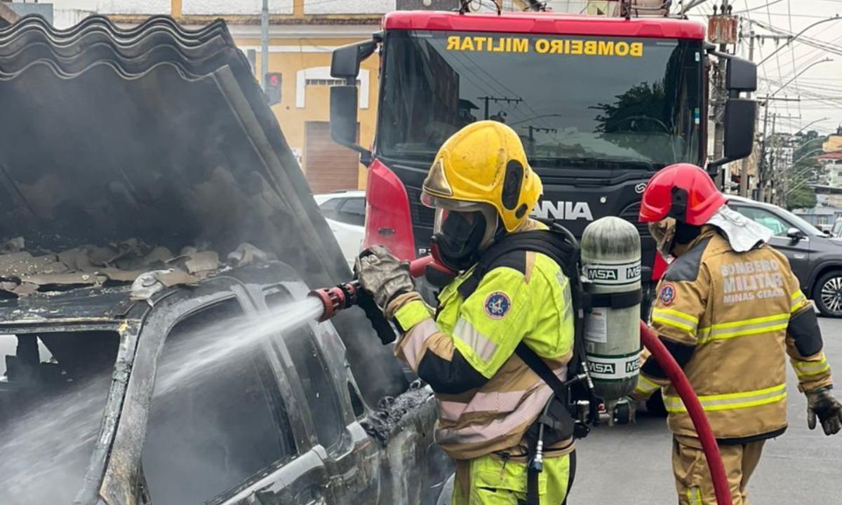 Caminhonete pegou fogo nesse domingo (2) em São João del Rei