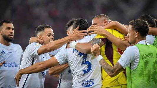 Camisa 3 do Cruzeiro, Marlon está na seleção mais votada do Brasileirão