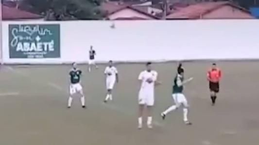 Camisa 6 do Comal perdeu a peruca ao cabecear bola no meio-de-campo