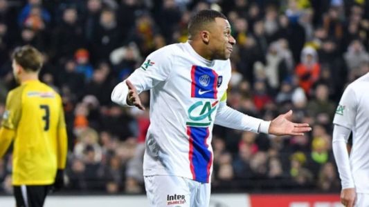 Camisa 7 do PSG deixou o campo machucado após perder dois pênaltis em vitória do PSG