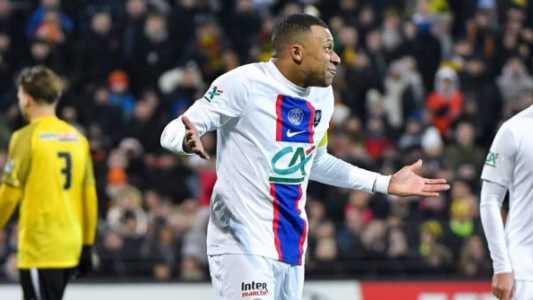 Camisa 7 do PSG deixou o campo machucado após perder dois pênaltis em vitória do PSG