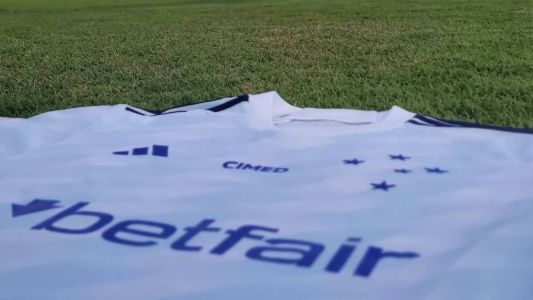 Camisa branca do Cruzeiro foi colocada sob o gramado da Arena do Jacaré