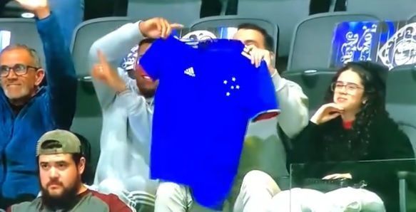 Jogador exibe camisa do Cruzeiro em telão durante jogo da NBA; assista