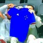 Jogador exibe camisa do Cruzeiro em telão durante jogo da NBA; assista
