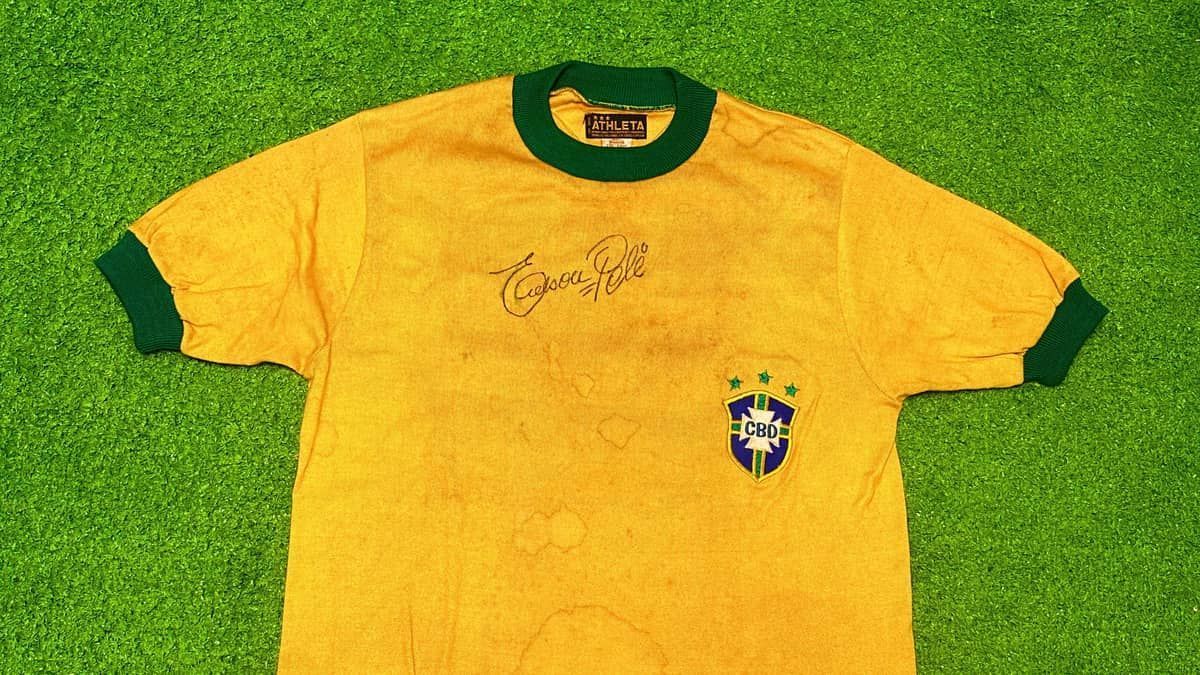 Camisa rara de Pelé na Seleção Brasileira vai a leilão; veja detalhes