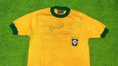 Camisa dada de presente por marca de café com autógrafo de Pelé será leiloada em agosto