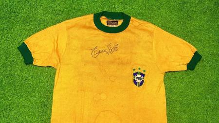 Camisa dada de presente por marca de café com autógrafo de Pelé será leiloada em agosto