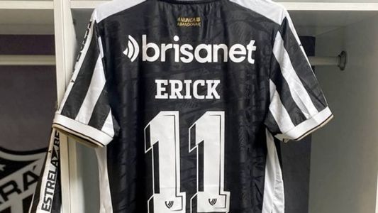 Camisa do atacante Erick no vestiário do Castelão antes do jogo desta noite