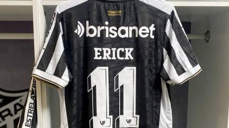 Camisa do atacante Erick no vestiário do Castelão antes do jogo desta noite