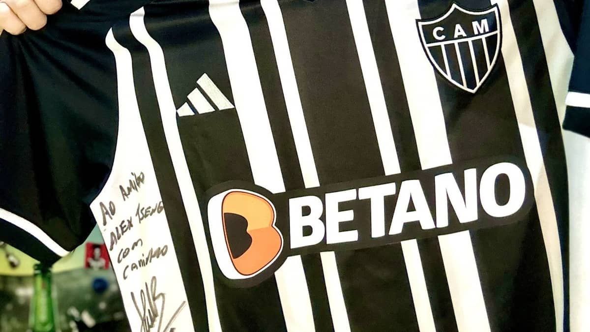Apresentador da ESPN ganha camisa do Atlético autografada por Hulk e se emociona