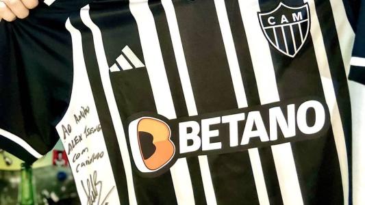 Camisa do Atlético recebida por Alex Tseng