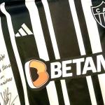 Apresentador da ESPN ganha camisa do Atlético autografada por Hulk e se emociona