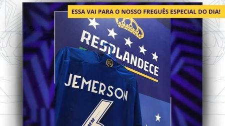 Camisa do Cruzeiro com nome do autor do gol contra no clássico com o Atlético está sendo vendida em BH