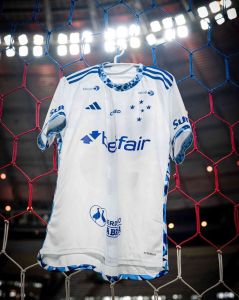 Camisa do Cruzeiro no estádio Arena Castelão, em Fortaleza