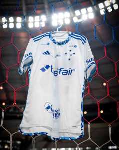 Camisa do Cruzeiro no estádio Arena Castelão, em Fortaleza