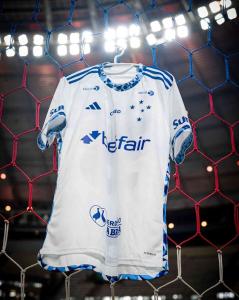 Camisa do Cruzeiro no estádio Arena Castelão, em Fortaleza