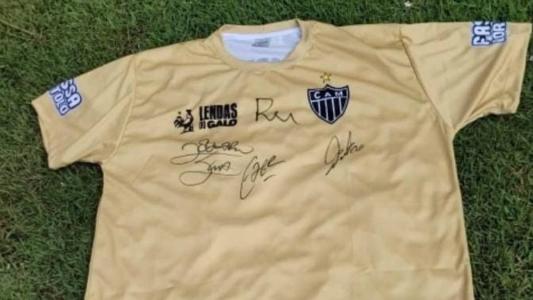 Camisa dourada do Lendas do Galo tem autógrafos de ídolos do passado