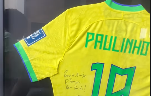 Djonga exibe camisa e medalha de estrela do Atlético, arrematadas em leilão
