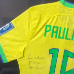 Djonga exibe camisa e medalha de estrela do Atlético, arrematadas em leilão