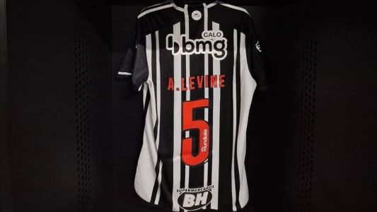 Camisa personalizada que será entregue pelo Atlético ao vocalista Adam Levine