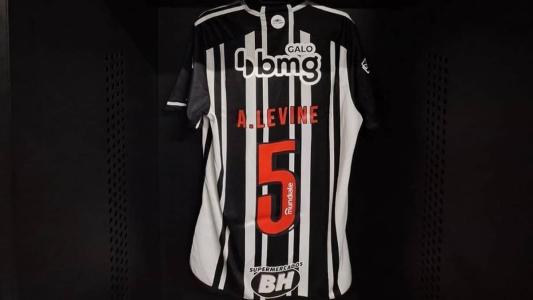 Camisa personalizada que será entregue pelo Atlético ao vocalista Adam Levine