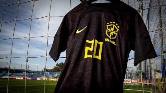 Camisa preta da seleção brasileira, com número de Vini Jr, que será usada em amistoso