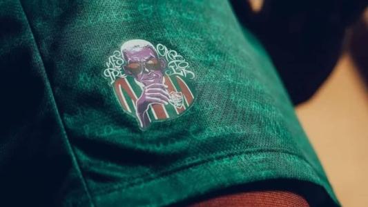 Camisa tem patch especial nas mangas