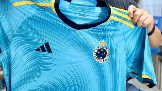 Camisa três do Cruzeiro recebida por Alex Tseng