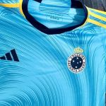 Apresentador da ESPN recebe camisa do Cruzeiro de presente e faz elogios