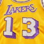 Camisa utilizada por ícone da NBA em título do Lakers vai à leilão por valor milionário