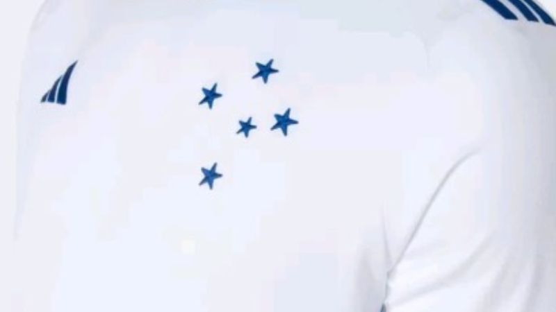 Nova camisa do Cruzeiro 'vaza' nas redes sociais; veja fotos