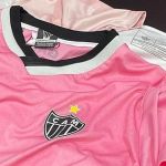 Atlético lança camisas em homenagem ao Outubro Rosa; veja fotos