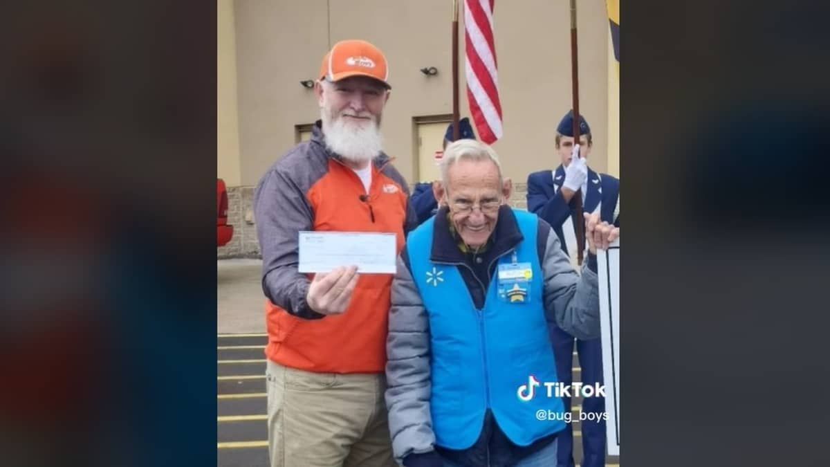 Idoso de 82 anos se aposenta do Walmart após campanha no TikTok