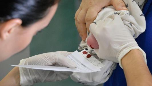 Campanha busca reforçar a importância do teste do pezinho em recém-nascidos