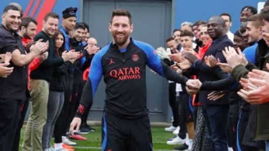 Campeão do mundo, Messi foi aplaudido pelos companheiros de PSG