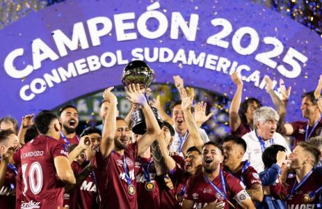 Lanús ergue troféu de campeão da Copa Sul-Americana de 2025