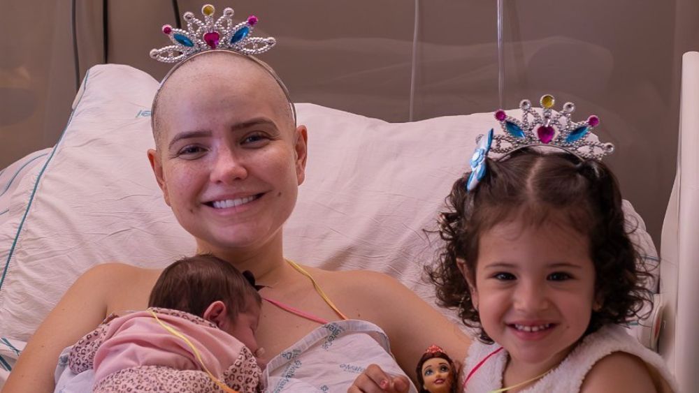 Em tratamento de câncer, Camila Campos, esposa do ex-zagueiro Leo, recebe alta