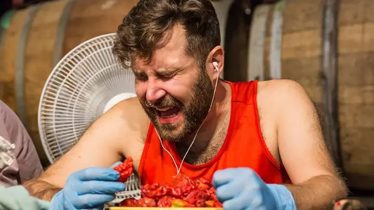 Homem come 50 unidades da pimenta mais ardida do mundo em tempo recorde: 'choque é intenso'