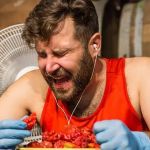 Homem come 50 unidades da pimenta mais ardida do mundo em tempo recorde: 'choque é intenso'