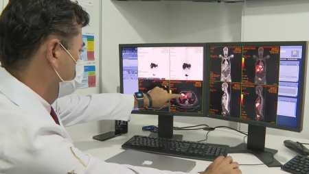 Foto mostra médico analisando exames de próstata de paciente